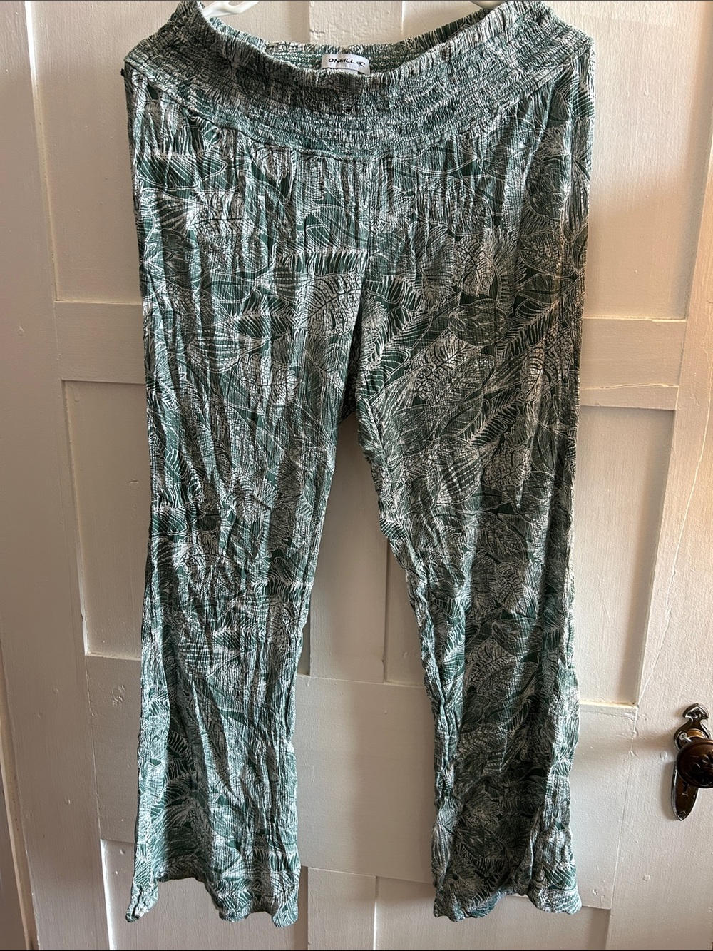 O’Neill Green and White leaf print pant. Size L